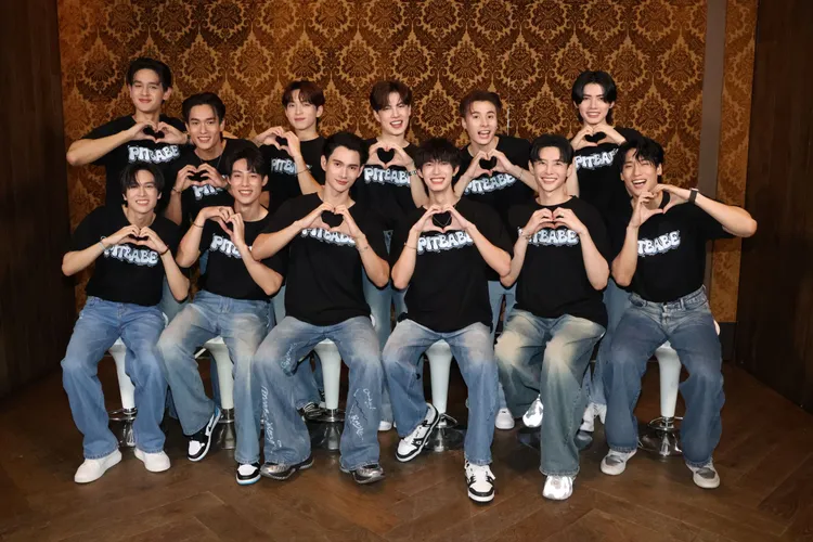 《極速戀人》首次來台舉行記者會，比出愛心。莊宗達攝