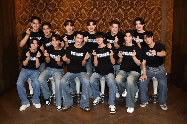 Pavel（前排左三起）想騎重機載Pooh。莊宗達攝