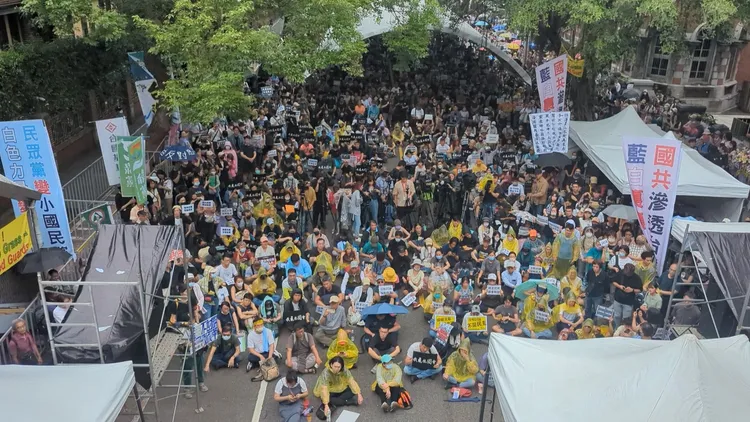 《壹蘋》記者11時30分現場直擊，人潮已經湧向中山南路側。蘇柏銓攝