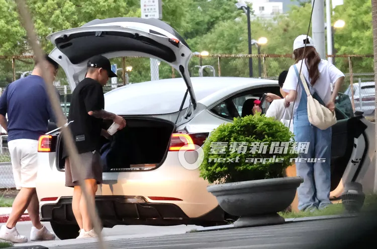 篠崎泫（右）貼心幫Toyz媽媽開車門先上車，等待緋聞男友放行李。特勤中心攝