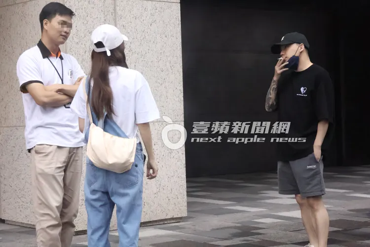網紅Toyz（右）站著三七步，手插口袋抽菸，等待篠崎泫看房子。特勤中心攝