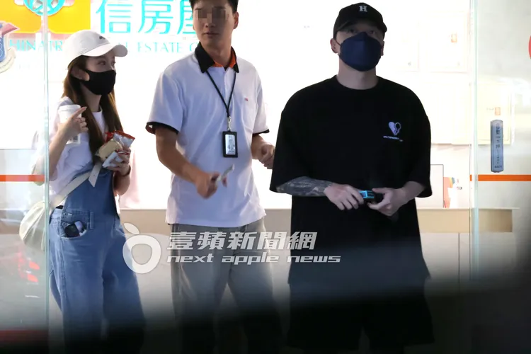 知名網紅Toyz（右）與打死不認愛的篠崎泫，一同來到內湖五期看新房。特勤中心攝