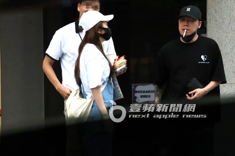 Toyz（右）抽著涼菸一副爽樣，跟篠崎泫一起看新房。特勤中心攝