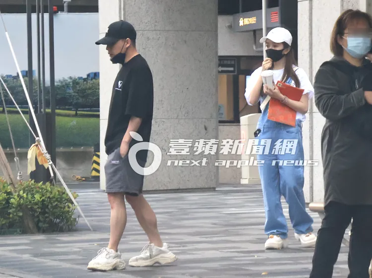 篠崎泫（右）抱著中信房屋的L型資料夾，跟在曖昧對象Toyz的身後準備上車。特勤中心攝