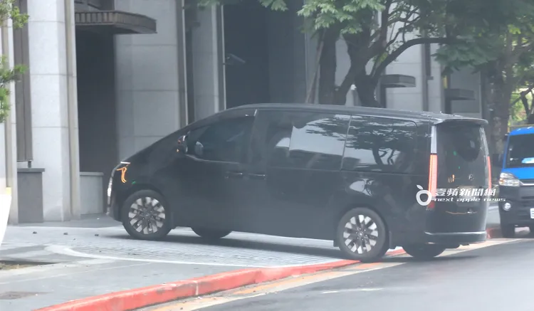 Toyz駕駛218萬的現代Staria CEO旅行車，載緋聞女友篠崎泫回到香閨。特勤中心攝