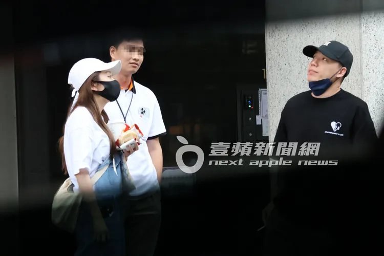 網紅Toyz（右）明天即將入監服刑，他邊抽菸仰天長望，一副若有所思的樣子。特勤中心攝