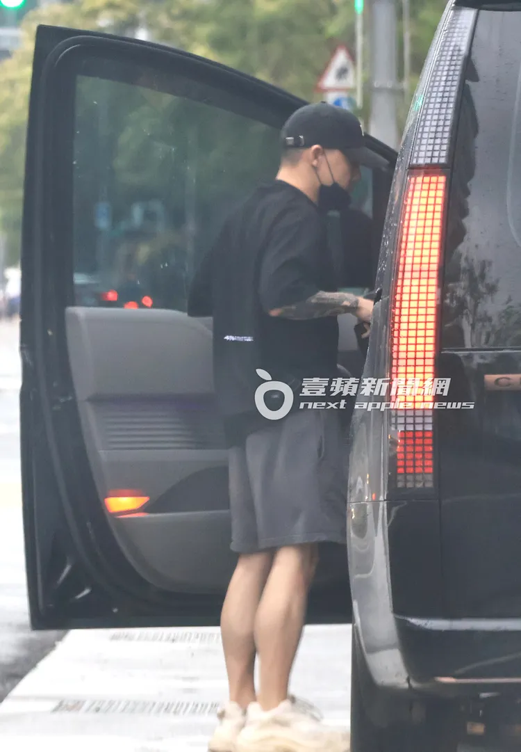 網紅Toyz跟緋聞女友篠崎泫看完房子，坐上現代旅行車，準備載她離去。特勤中心攝