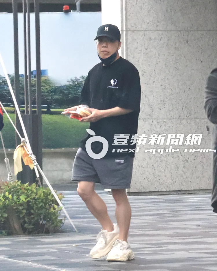 Toyz在入監服刑前，貼心的幫曖昧對象篠崎泫拿一大堆餅乾零食上車放。特勤中心攝