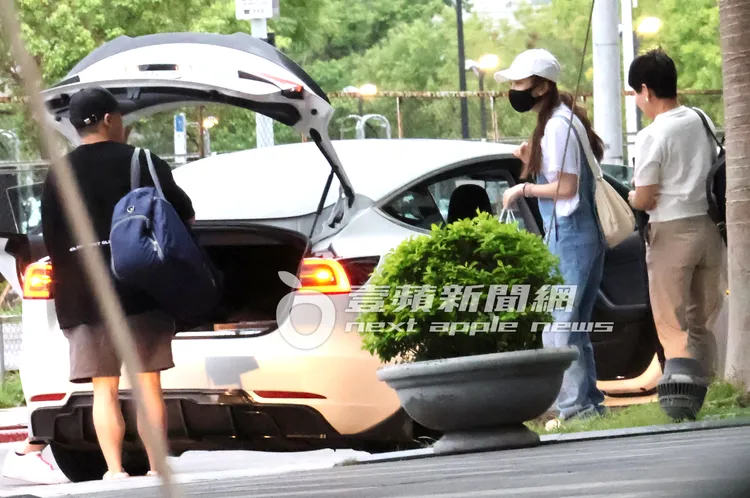 明天將入獄服刑的網紅Toyz（左起）背著行李，和緋聞女友篠崎泫及Toyz媽媽，準備一起上車南下。特勤中心攝