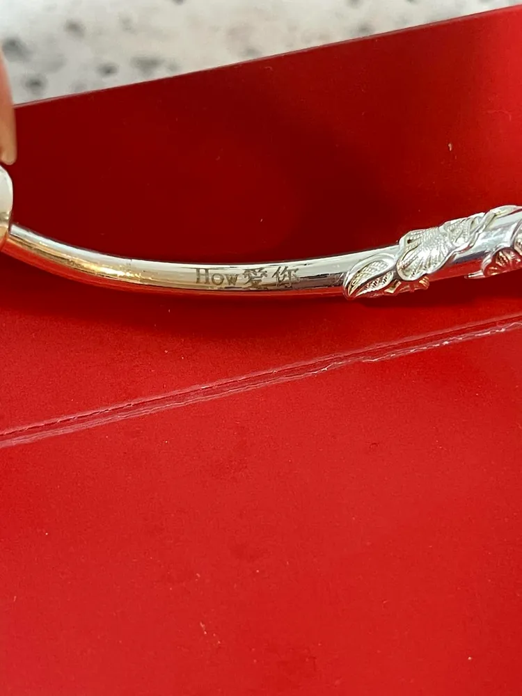 老公送銀鐲「刻3字」，她直接白眼都翻到頭頂了。翻攝爆怨2公社臉書