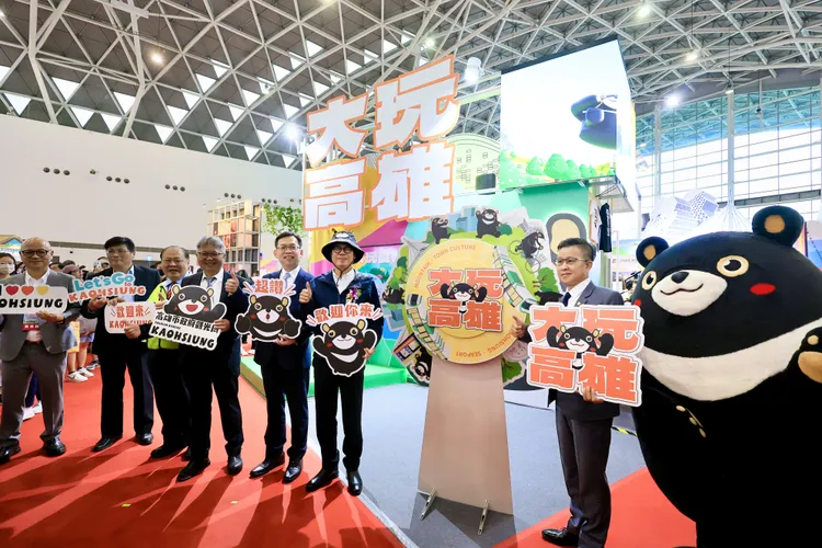 高雄市長陳其邁(右2)、交通部次長林國顯(右3)、高雄旅行公會理事長蔡宗佑(右1)等嘉賓共同剪綵。觀光局提供