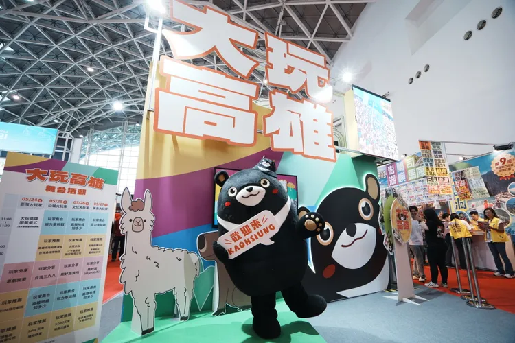 超Q高雄熊於高雄館現場與民眾互動。觀光局提供