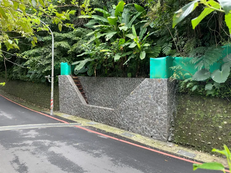 漏斗狀誘導式斜坡引導動物從地下通道穿越馬路。農業局提供