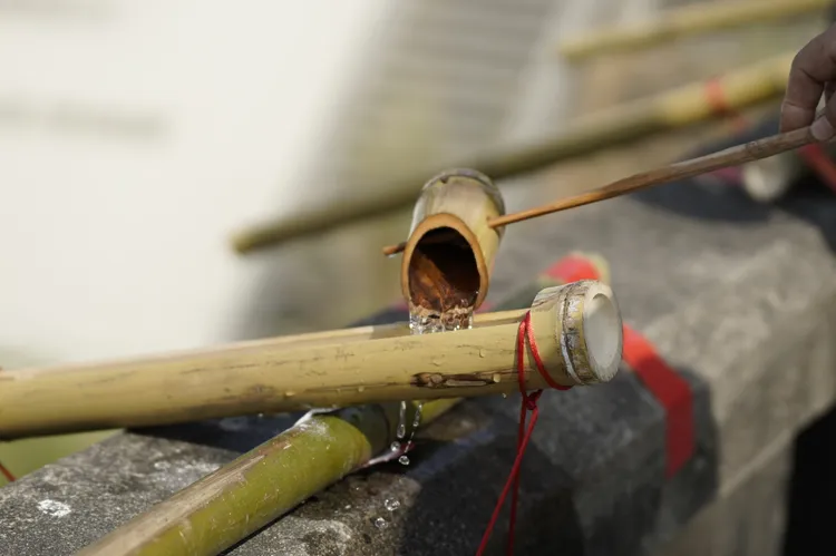 竹勺舀起字紙灰，透過引水竹道入溪，象徵上達天聽。主辦單位提供