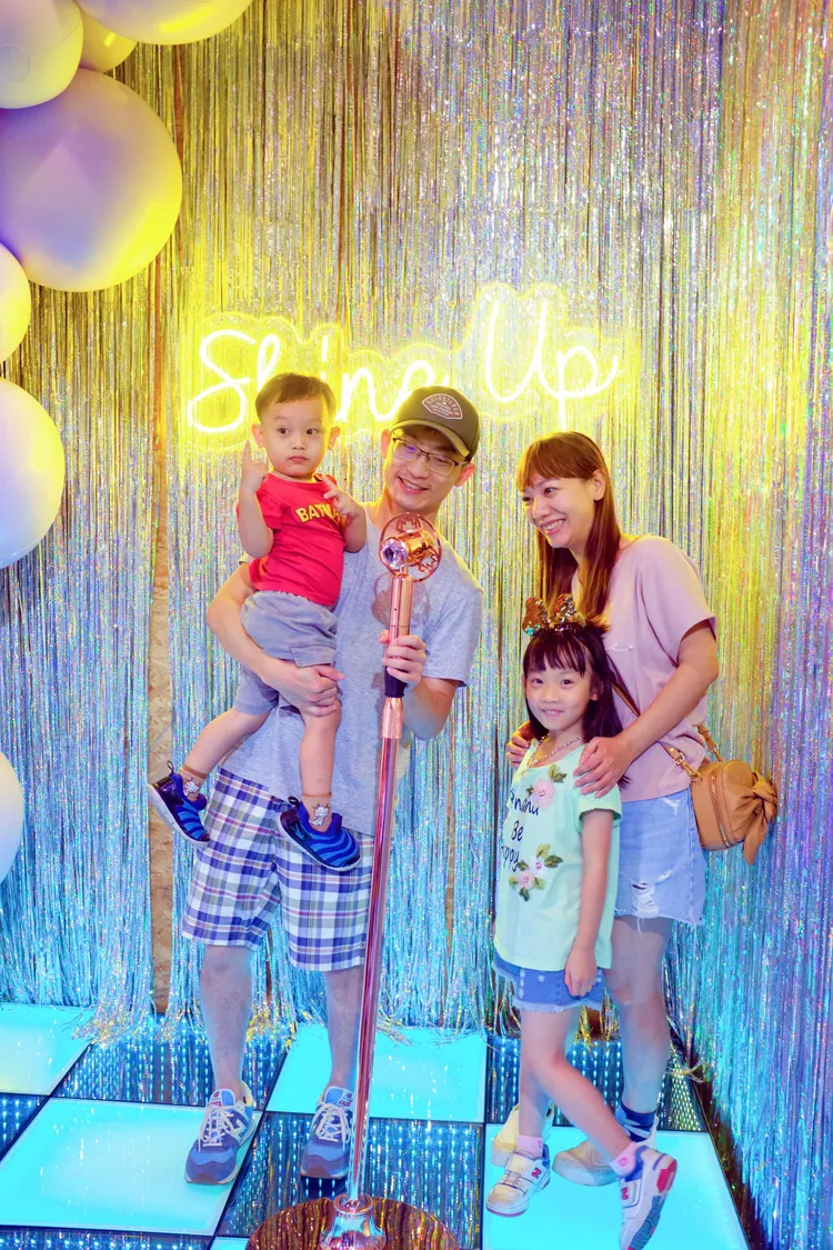 不需要濾鏡就超級夢幻！全家大小一起到復古舞台區盡情擺拍。業者提供