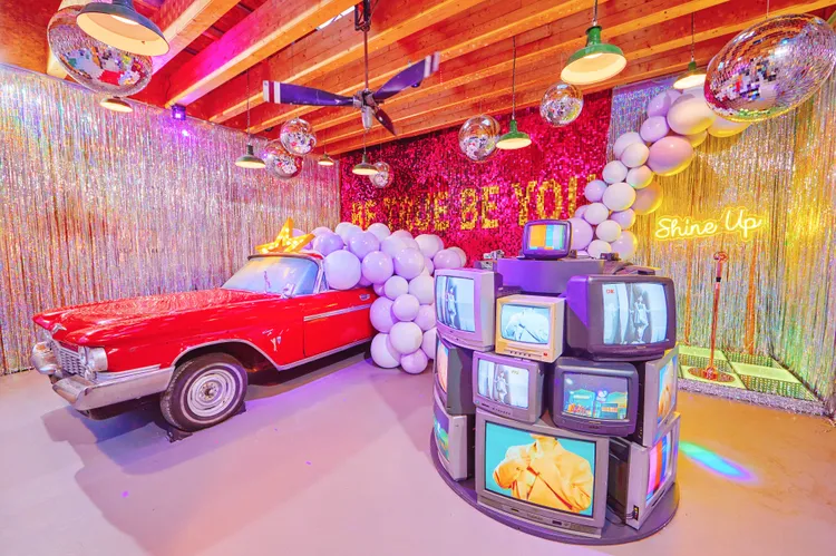 一期車庫變身華麗Gloria Garage影音展，以璀璨佈景搭配DV、懷舊映像管重現80年代復古場景。業者提供