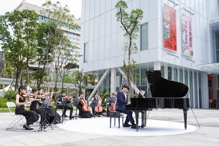 富邦美術館主題曲《光與愛》，靈感源自普立茲克建築獎得主倫佐．皮亞諾建築工作室（RPBW）的設計理念。這首典雅莊重的主題旋律，搭配溫暖管弦樂團的演奏烘托，表達出美術館的熱情與力量。富邦金控提供