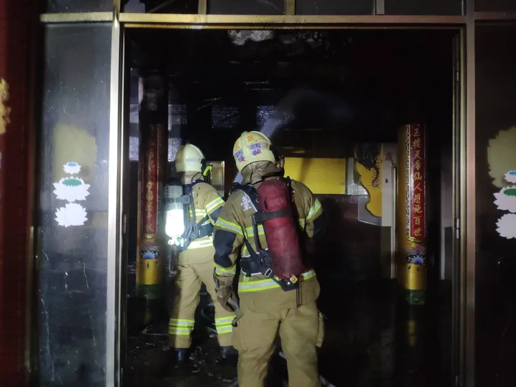 警消入廟灌救。讀者提供