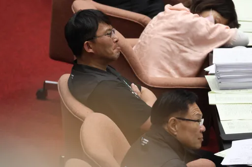 「第一時間想保護萬美玲」　黃國昌還原「桌咚」事件：她說沒有不好的感覺