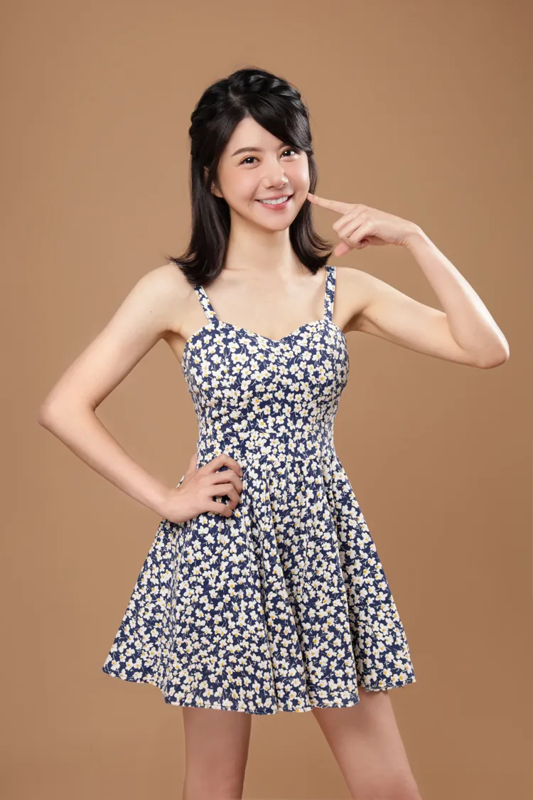 小v常常素顏或是穿睡衣直播，呈現最真實的樣貌，希望大家一起來直播間找她玩唷。