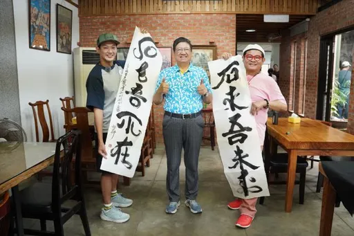 楊文科化身導遊 帶許效舜、威廉漫步湖口!送上神秘禮驚豔全場