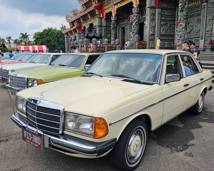 竹林山觀音寺也特別於廟前廣場安排古董車展示。公所提供