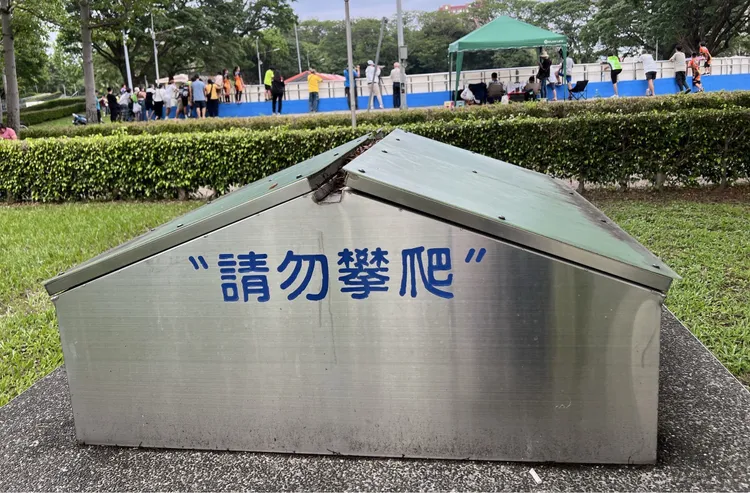 台中市交通局表示，該採光罩設有「請勿攀爬」警語。台中市府提供