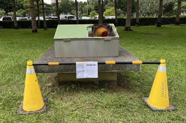 市府已先圍設三角錐及連桿警示，後續將加強防護措施，如護欄或安全網等。台中市府提供