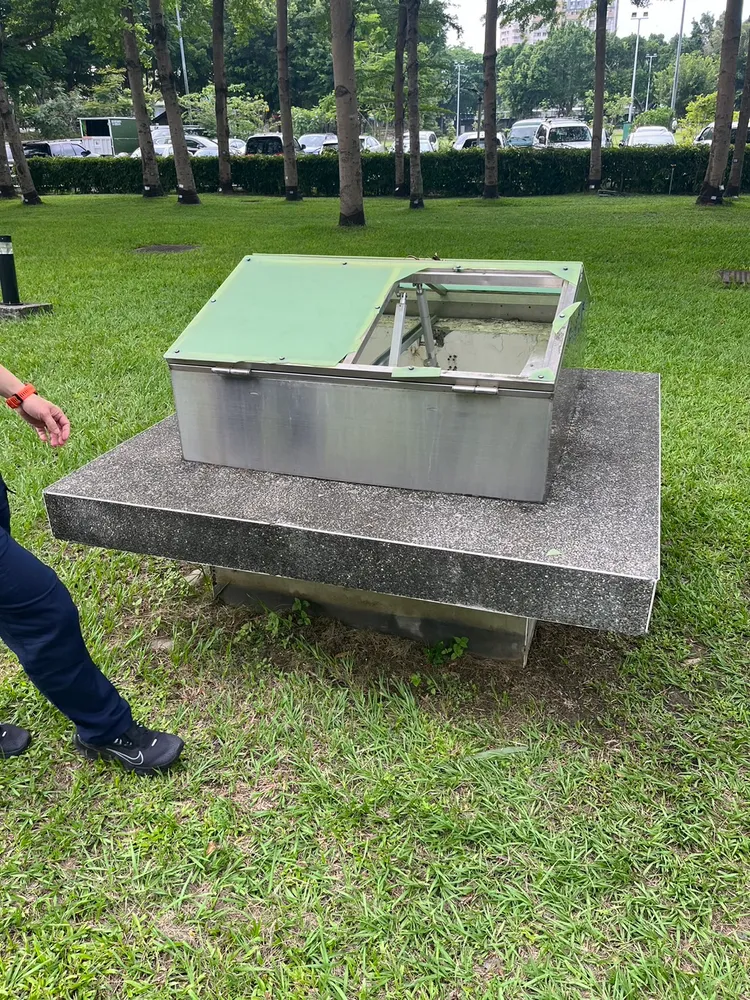 出事的台中南區健康公園天井，採光罩破了1個洞。民眾提供