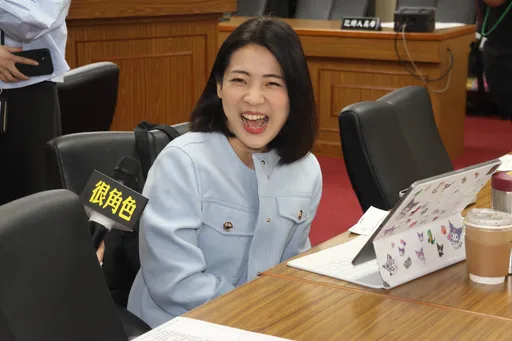 徐巧芯激喊「我不想多認爸爸」 辣問吳釗燮:要叫你04588還是魔法部長?