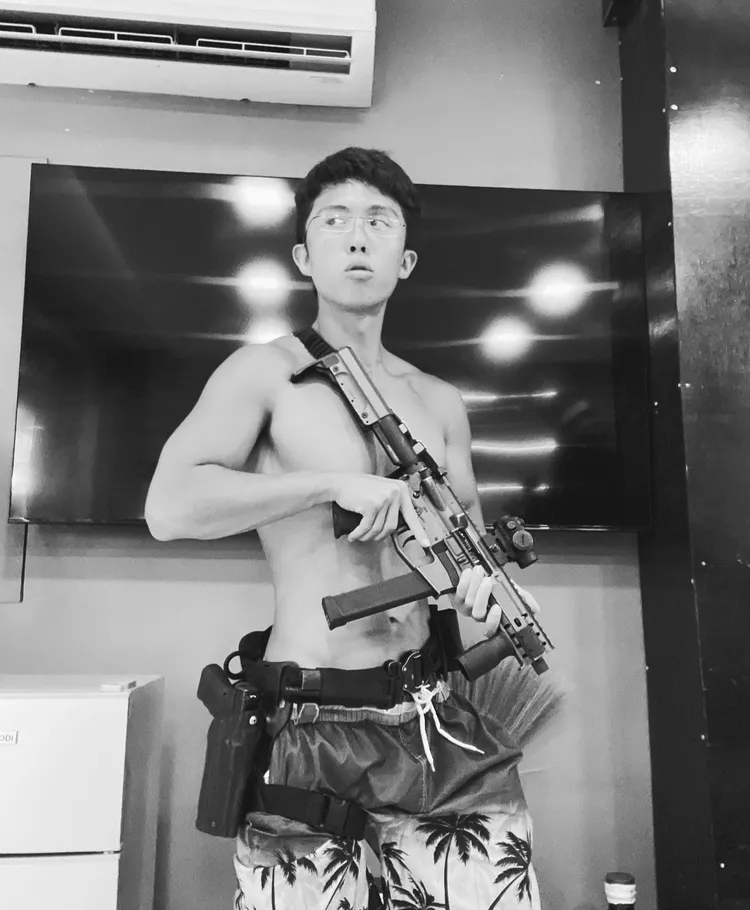 槍在手，孫安佐。翻攝孫安佐IG