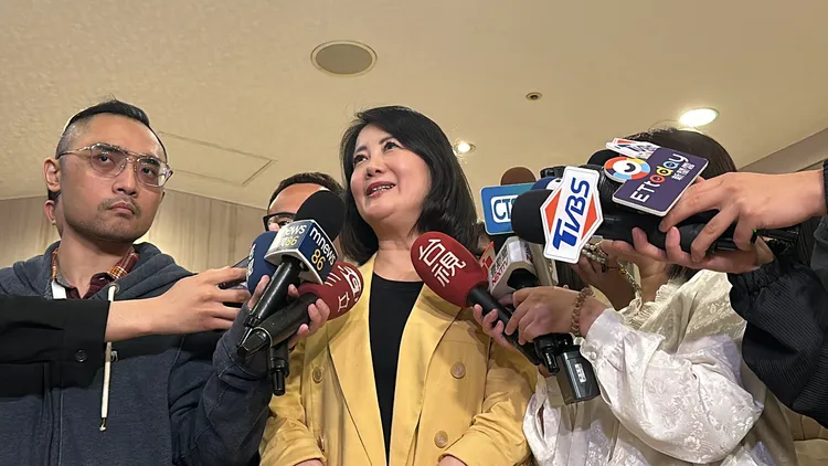 民進黨立法院黨團幹事長吳思瑤14日晚間與賴清德餐敘後受訪。潘袁詩羽攝