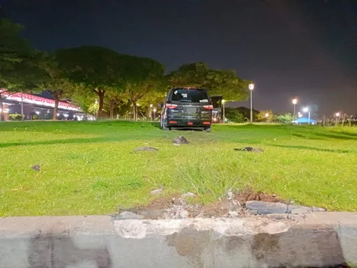 淡水轎車暗夜拒檢!狂飆逃逸撞路緣爆胎 2人竟棄車跳河「冒死水遁」