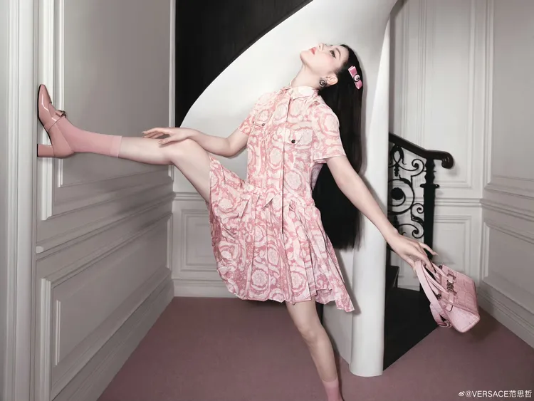 趙露思穿上新款雙縐布料巴洛克圖案領花褶襇連身裙。品牌提供