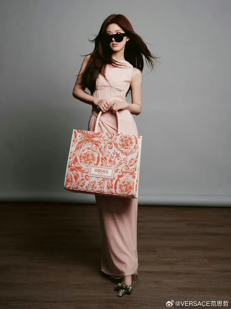 趙露思全身上下穿著「La Vacanza」系列。翻攝Versace微博