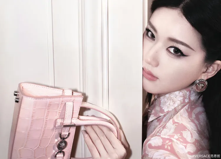 趙露思再度畫上黑色煙燻妝營造超強氣場。翻攝Versace微博