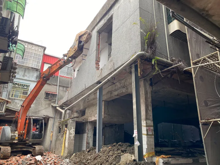 拆除過程。建管處提供