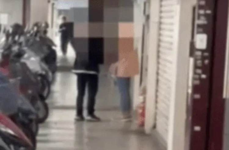 兩名少年車手握著「收據」準備向被害人收款，遭機警女警識破逮捕。翻攝畫面
