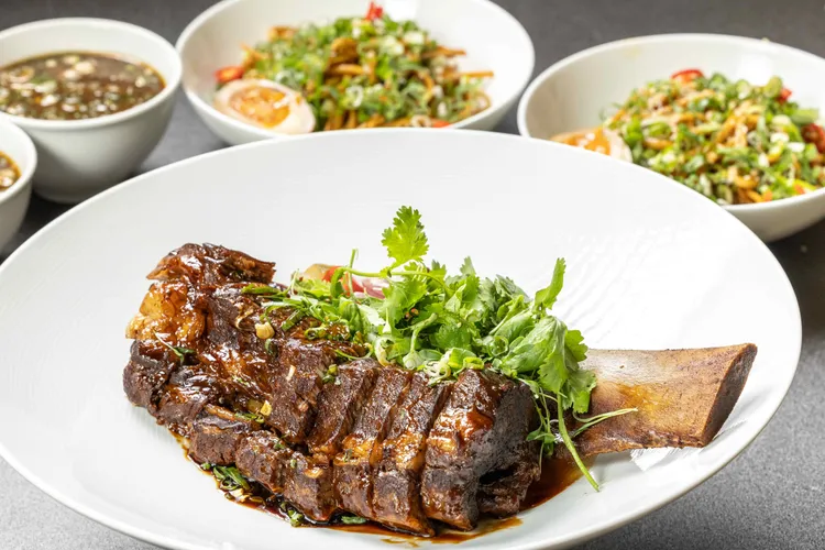 牛肉麵嘉年華活動azie餐廳推出帶骨牛小排麵。業者提供