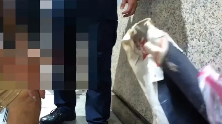 老農捷運車廂中「亮刀」整理竹筍，不熟法令觸法。翻攝畫面