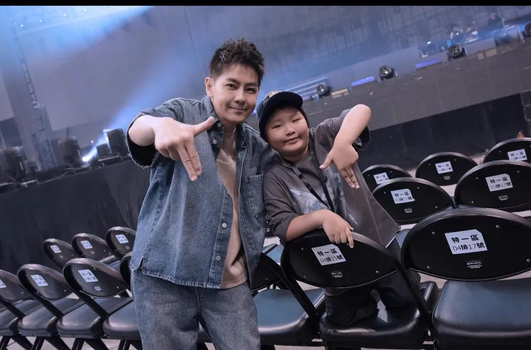 林志穎與杜德偉兒子AJ開心合照。翻攝杜德偉微博