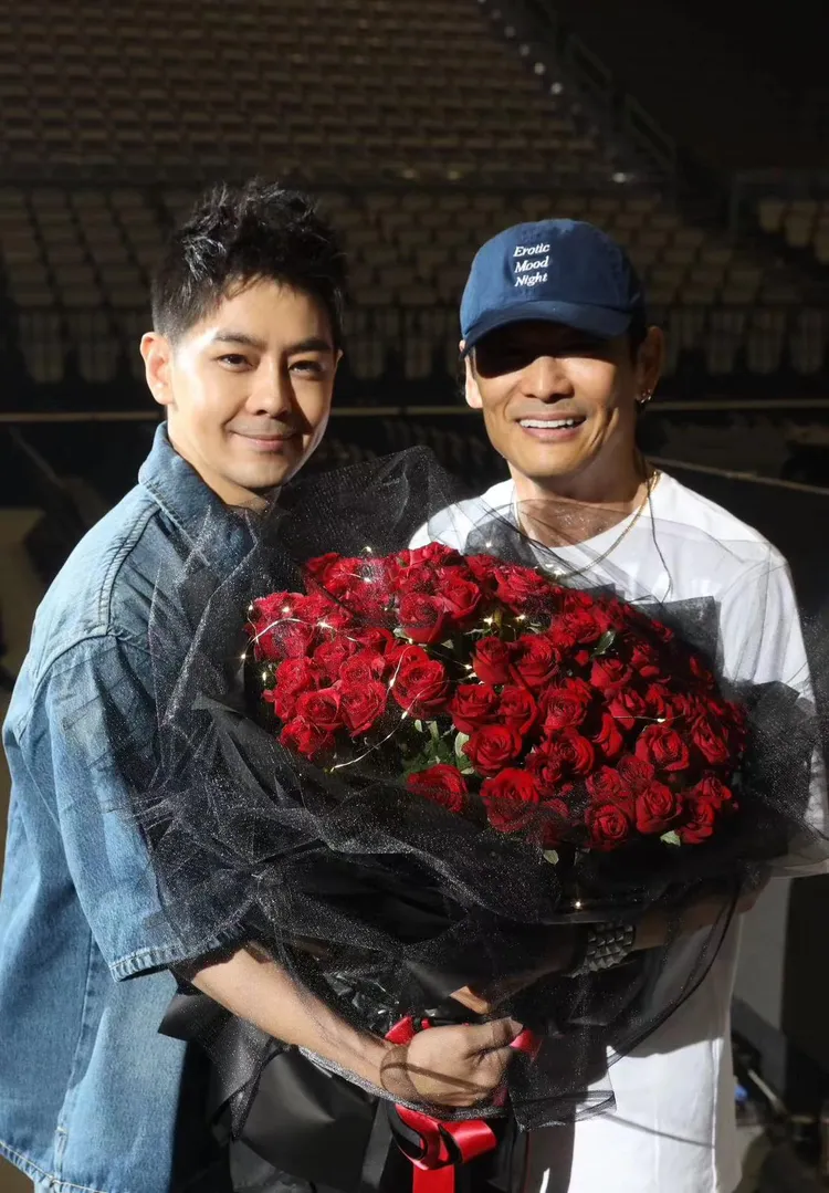 杜德偉攻蛋演唱會彩排，林志穎驚喜探班。翻攝杜德偉微博