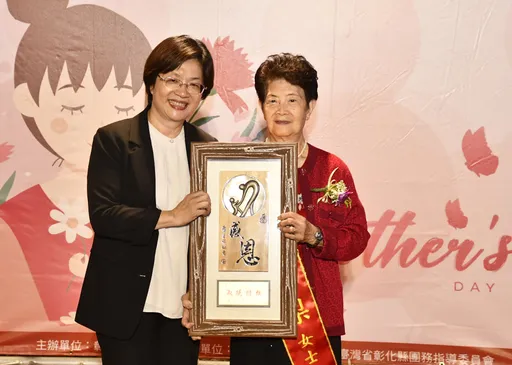 教出大明星兒子!任賢齊母獲彰化模範母親 讚他「孝順有愛心」