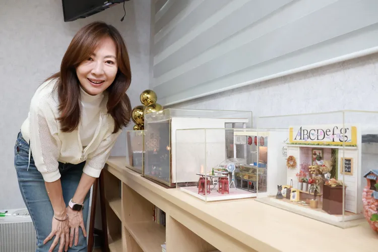 郭昱晴介紹自己辦在辦公室的袖珍作品。莊宗達攝