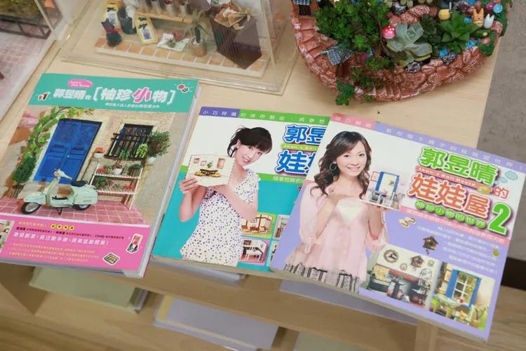 郭昱晴過去出版過許多袖珍藝術的教學書，大多已絕版。莊宗達攝