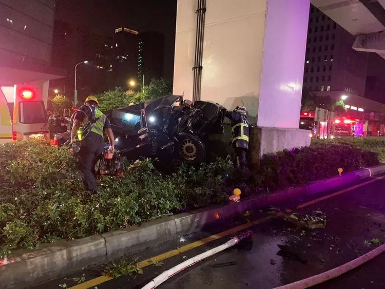 BMW車頭全毀，28歲駕駛手腳骨折夾困車內慘死。民眾提供
