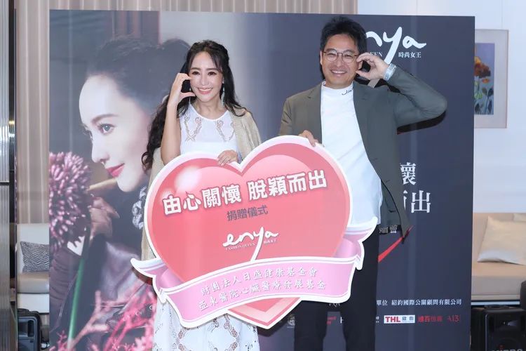 關穎（左）會比超多種愛心。彭欣偉攝