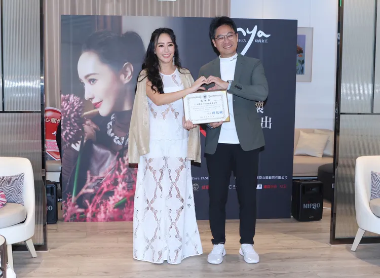 關穎（左）會比超多種愛心。彭欣偉攝