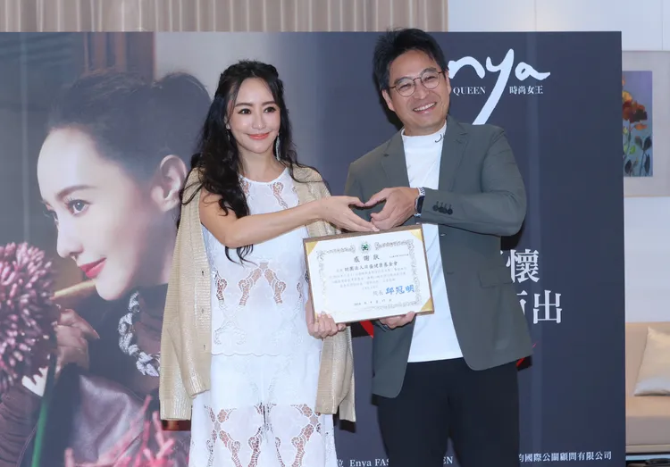 關穎（左）會比超多種愛心。彭欣偉攝