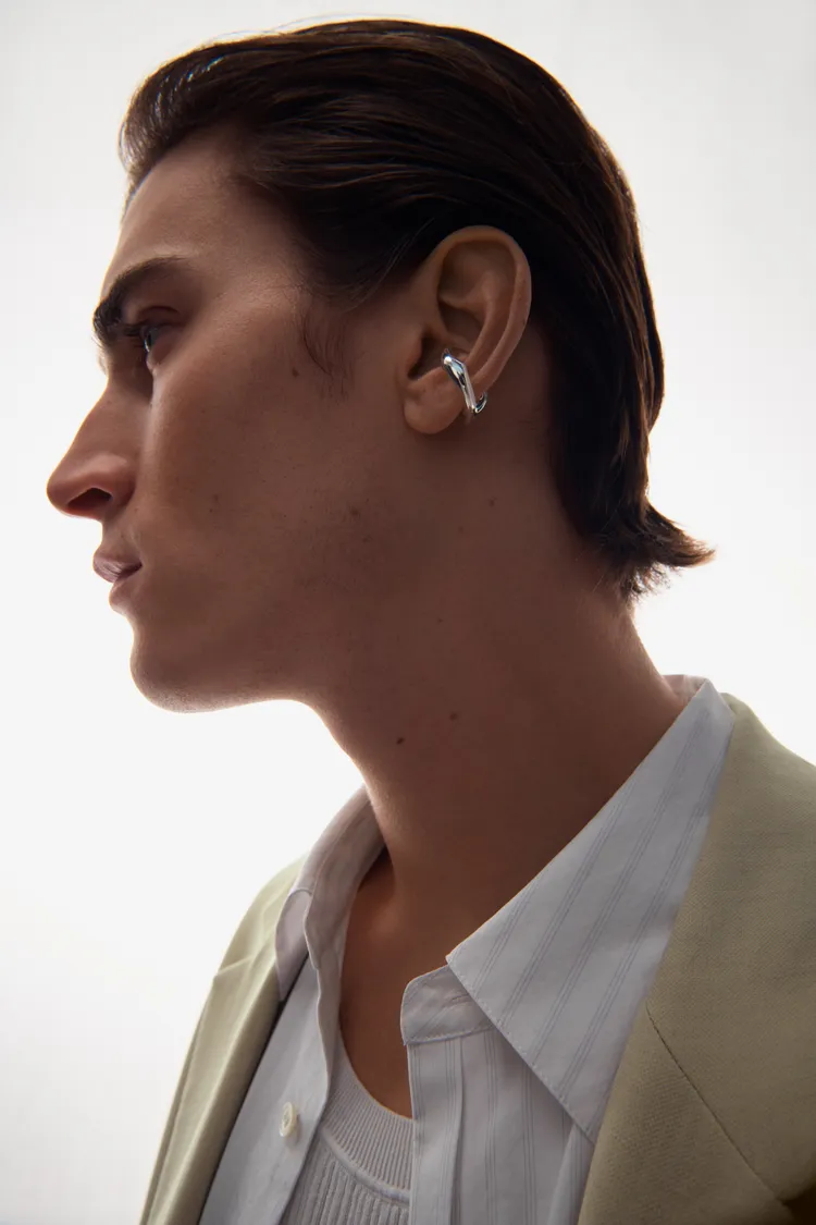 COS本季也推出一系列飾品。品牌提供